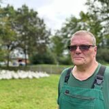 Ulrich Dingebauer auf seinem Hof mit Gänsen im Hintergrund