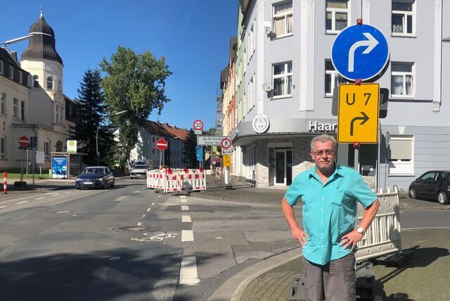 Klaus Levin steht an der Ecke Hoch- und Brunnenstraße. Umleitungsschilder sind zu sehen.