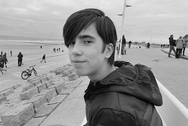 Elias Werner aus Olfen, der in Folge der Deo-Challenge bei TikTok starb, sitzt auf einer Mauer am Strand.