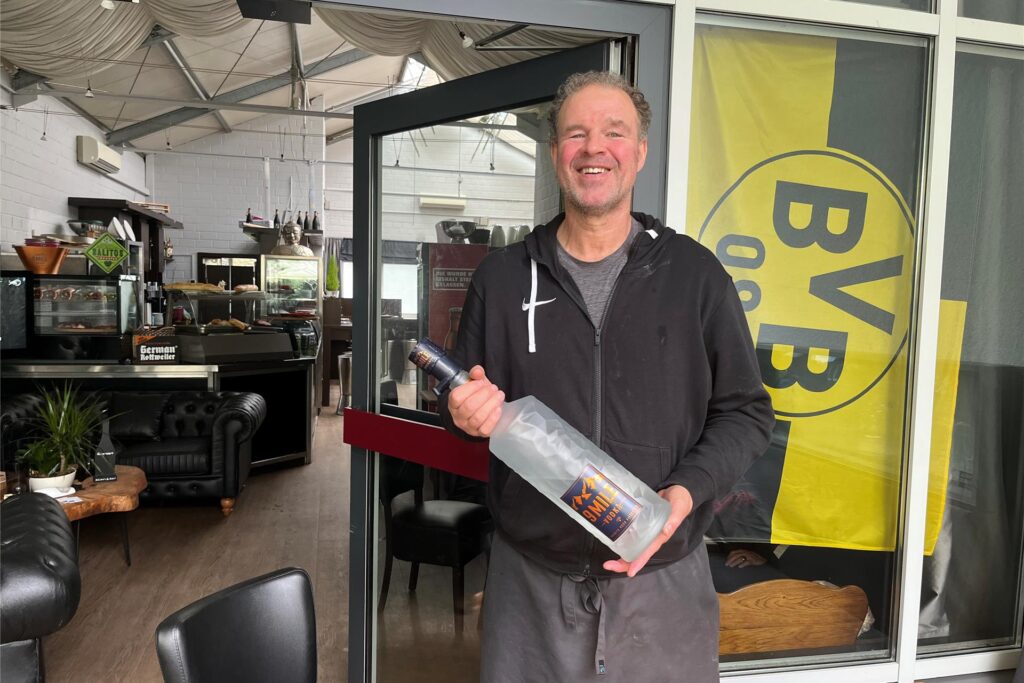 Die BVB-Fahne im Fenster signalisiert: Hier sind BVB-Fans willkommen. Matthias Domnick überträgt im Südwest Café die Spiele von Borussia Dortmund. Die BVB-Fahne im Fenster signalisiert: Hier sind BVB-Fans willkommen. Matthias Domnick überträgt im Südwest Café die Spiele von Borussia Dortmund.