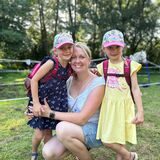Zwei Zwillingsmädchen mit ihrer Mutter