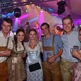 Partygäste stehen nebeneinander.