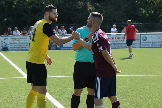 Begrüßung der beiden Spielführer Nico Brewedell (l.) und Manuel Schultz.