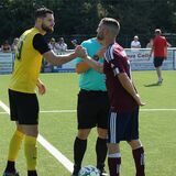 Begrüßung der beiden Spielführer Nico Brewedell (l.) und Manuel Schultz.