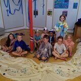 Jungen und Mädchen aus der Waltroper Kita Im Berg sitzen kostümiert in einem Gruppenraum.