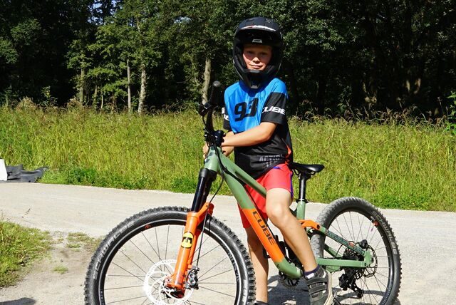 Michel aus Recklinghausen steht mit seinem Fahrrad im Dirtpark in Oer-Erkenschwick