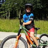 Michel aus Recklinghausen steht mit seinem Fahrrad im Dirtpark in Oer-Erkenschwick
