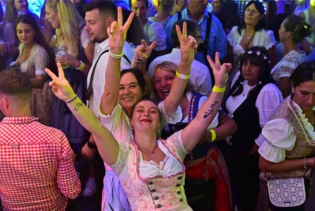 Oktoberfest in Marl-Hüls 2023: Auch am Samstagabend hatten die Festgäste im ausverkauften Zelt jede Menge Spaß.