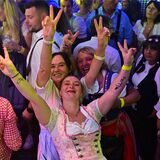 Oktoberfest in Marl-Hüls 2023: Auch am Samstagabend hatten die Festgäste im ausverkauften Zelt jede Menge Spaß.