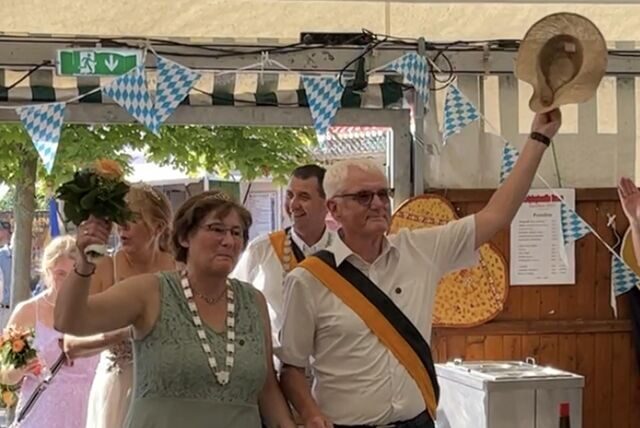 Martina I. und Thomas II. betreten das Festzelt an der Husener Straße.