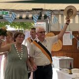 Martina I. und Thomas II. betreten das Festzelt an der Husener Straße.