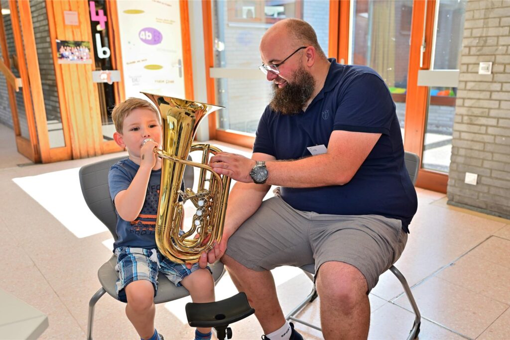 Ruben Latour probiert unter Anleitung von Marc Lankeit ein Baritonhorn
