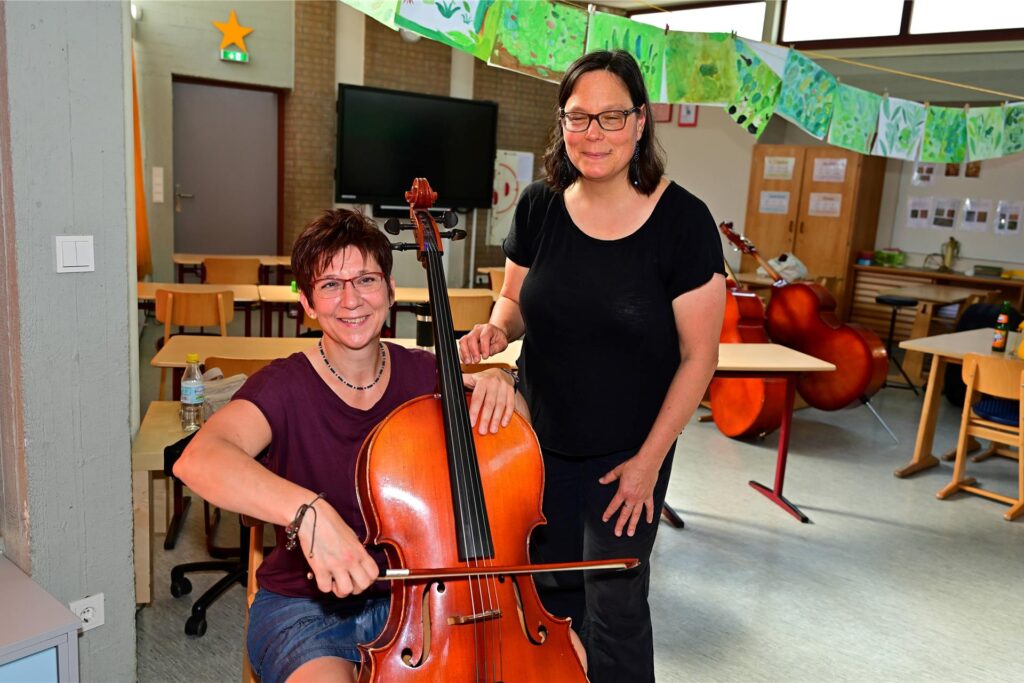 Das Cello wurde von Anna Claus an Monika Keller gereicht.