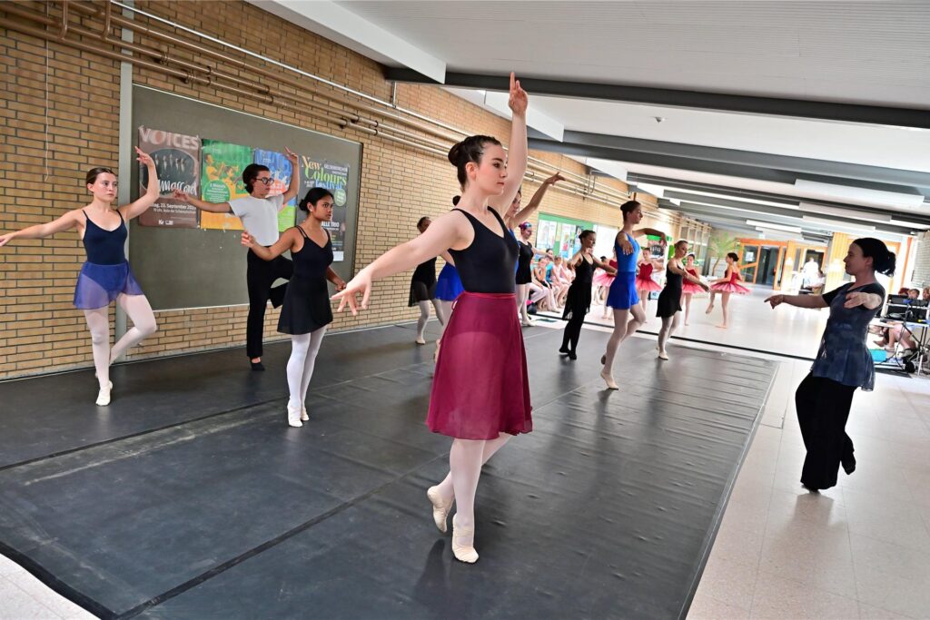 Tanzkreativ zeigt eine Ballettchoreographie.