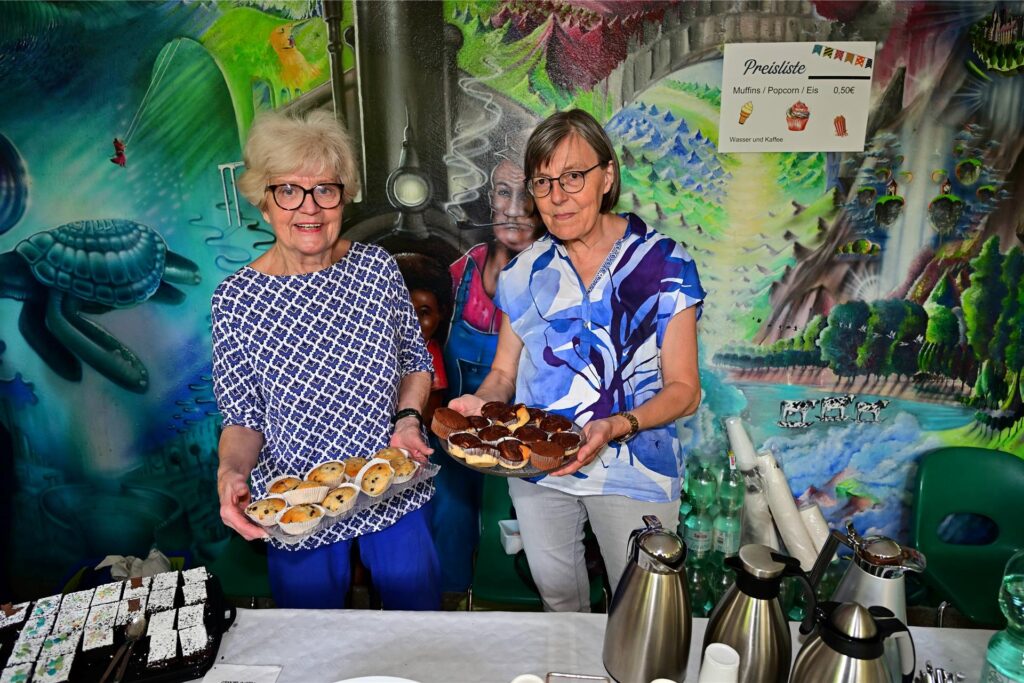 Sommerfest am Türmchen: Anita Mohr-Lohenstein und Margarete Behrens bieten Muffins an