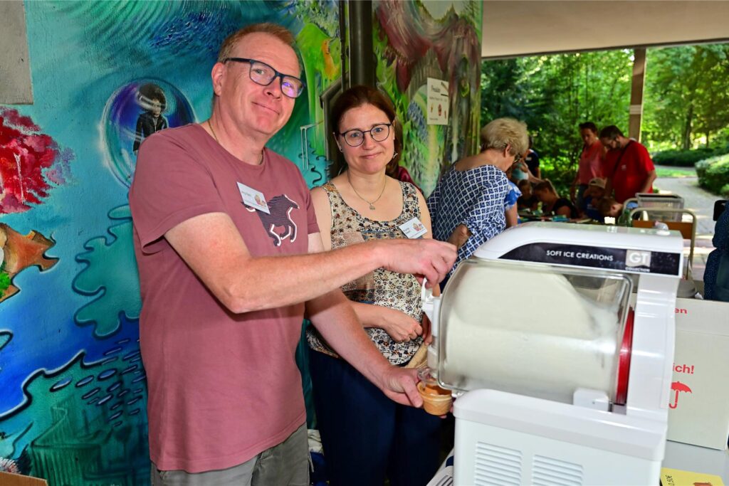 Sommerfest am Türmchen: Soft-Eis gab es von Jörg Räth und Ricarda Gebert.
