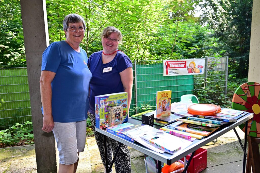 Sommerfest am Türmchen: Claudia Kloh und Tatjana Schröder betreuen das Glücksrad.