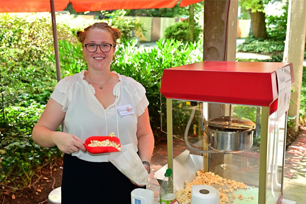 Sommerfest am Türmchen: Frisches Popcorn reichte Kira Kühnhenrich.