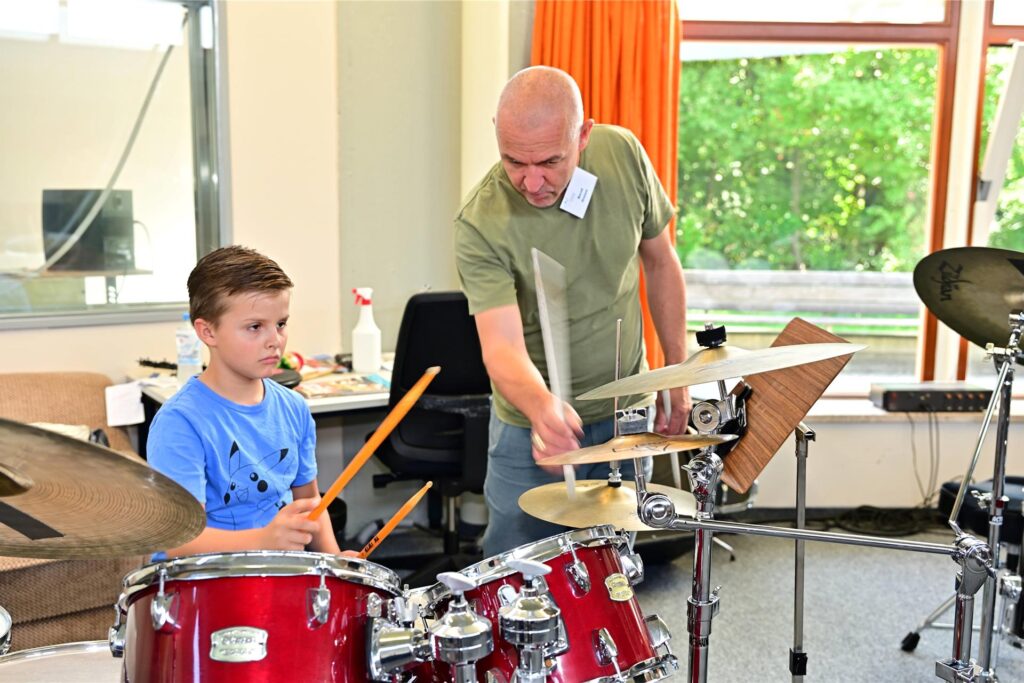 Tag der offenen Tür in der städtischen Musikschule: Sascha Mielke mit Dozent Bernd Gremm am Schalgzeug.