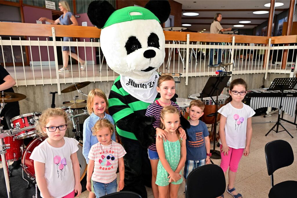 Tag der offenen Tür in der städtischen Musikschule: Der Panda der Marler Zeitung ist zu Besuch.