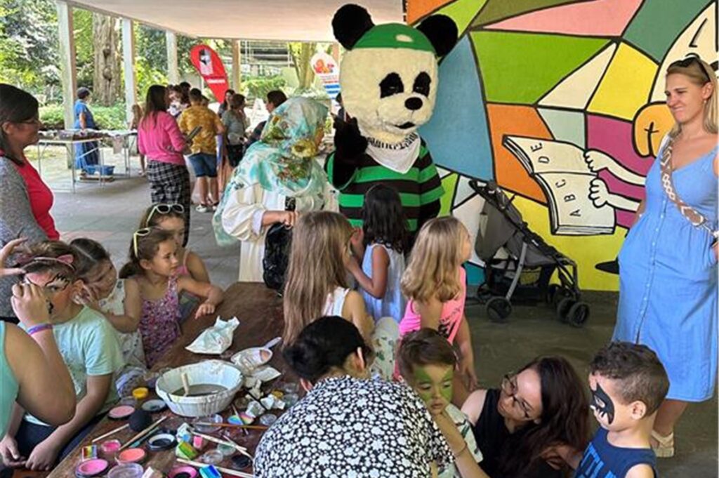Sommerfest in der Familienbibliothek Türmchen: Der Panda der Marler Zeitung ist zu Besuch.