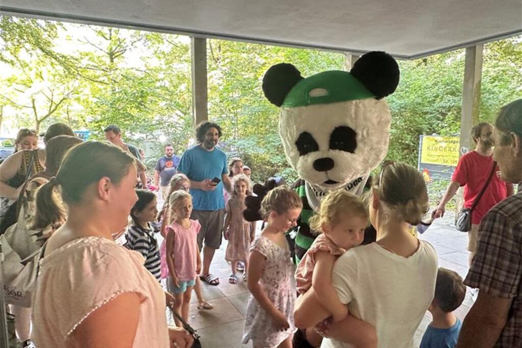 Sommerfest in der Familienbibliothek Türmchen: Der Panda der Marler Zeitung ist zu Besuch.