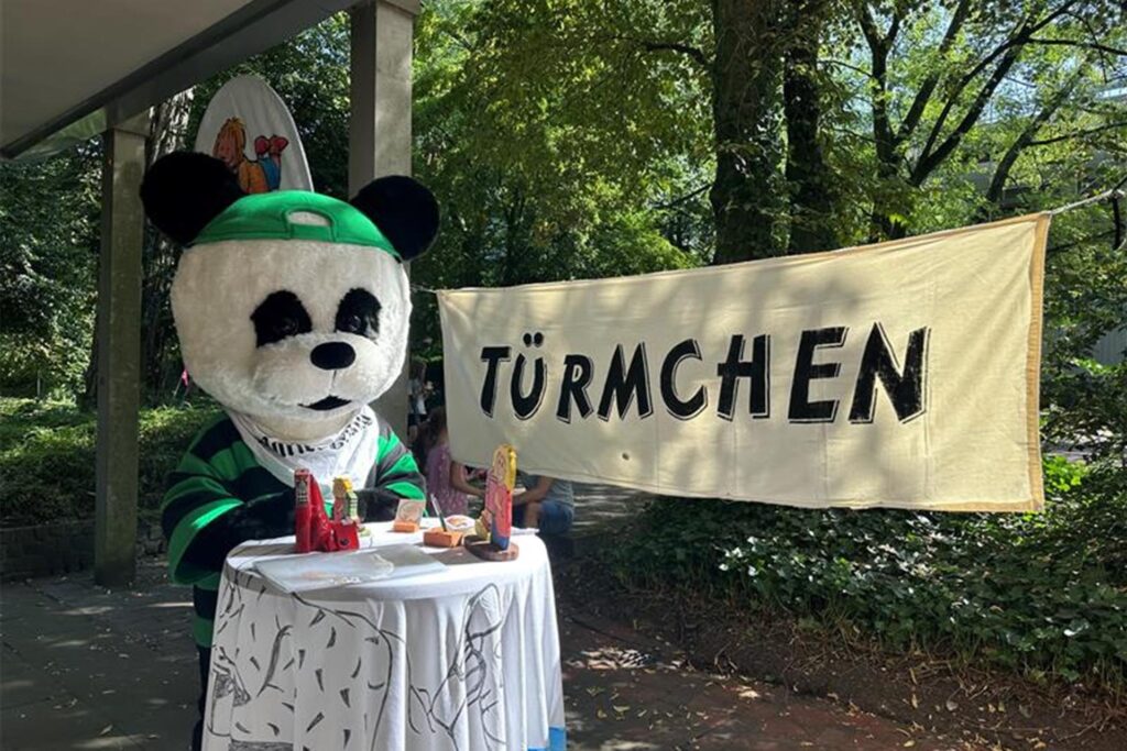 Sommerfest in der Familienbibliothek Türmchen: Der Panda der Marler Zeitung ist zu Besuch.