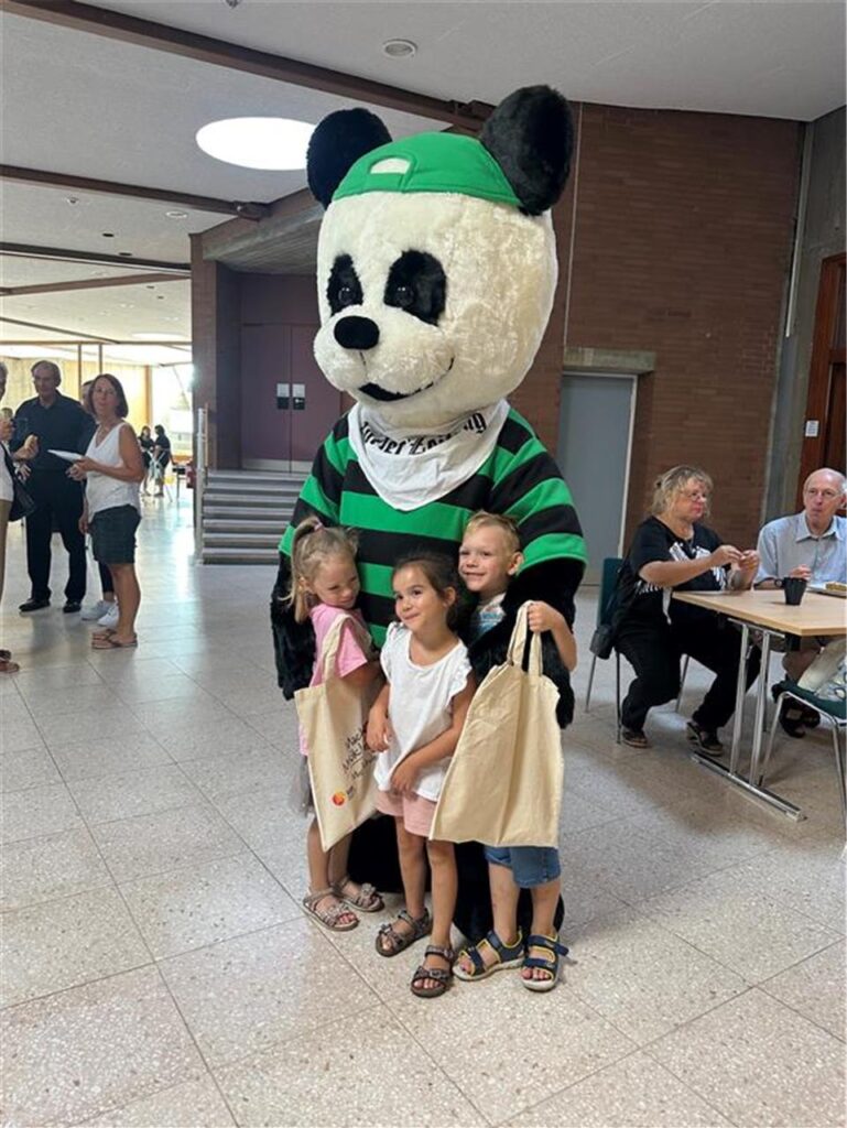 Tag der offenen Tür in der städtischen Musikschule: Der Panda der Marler Zeitung ist zu Besuch.