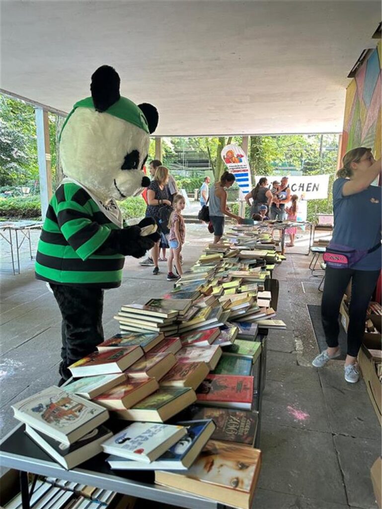Sommerfest in der Familienbibliothek Türmchen: Der Panda der Marler Zeitung ist zu Besuch.