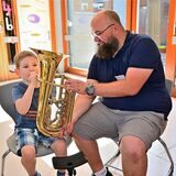 Tag der offenen Tür in der städtischen Musikschule: Ruben Latour probiert unter Anleitung von Marc Lankeit ein Baritonhorn.