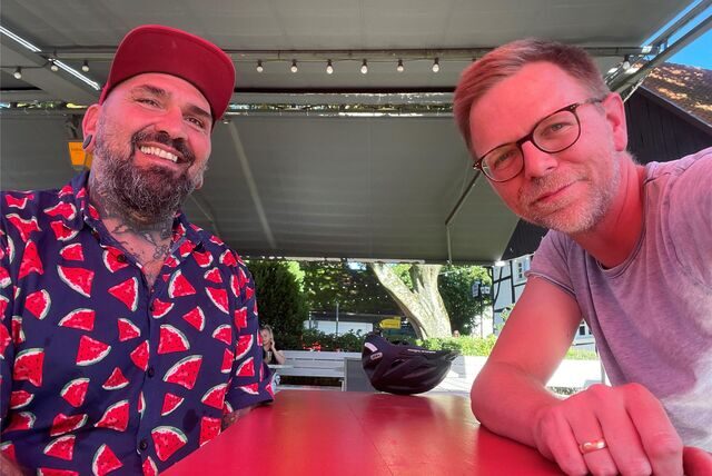 Martin Neumann (49) kennt mit bürgerlichem Namen kaum jemand. Als Teddy oder DJ Ted Newman ist er dagegen lokale Prominenz. Wir sprachen mit ihm im Biergarten von Tante Amanda.