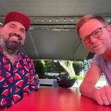Martin Neumann (49) kennt mit bürgerlichem Namen kaum jemand. Als Teddy oder DJ Ted Newman ist er dagegen lokale Prominenz. Wir sprachen mit ihm im Biergarten von Tante Amanda.