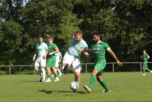 Kapitän Timo Siekirka (v.l.) entführte mit Eintracht Waltrop einen Punkt aus Bossendorf.