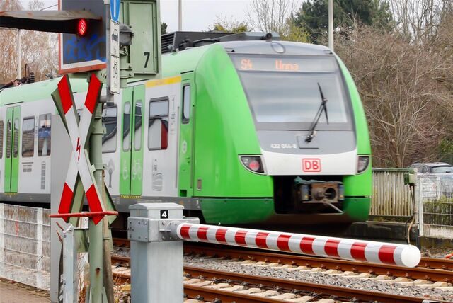 Die S-Bahn-Linie S4 Richtung Unna. Im Vordergrund eine Schranke.