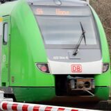 Die S-Bahn-Linie S4 Richtung Unna. Im Vordergrund eine Schranke.