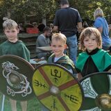Drei Jungen in Ritterrüstung und mit Schildern auf dem Schulbauernhof in Recklinghausen