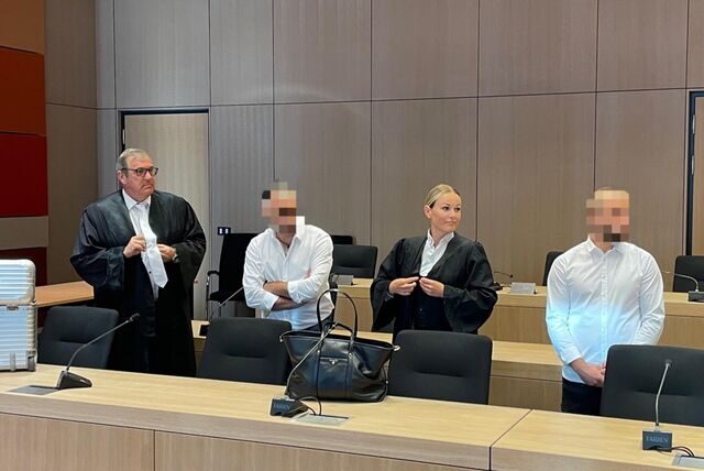 Nach einer tödlichen Wohnhausexplosion durch eine angebohrte Gasleitung stehen zwei Bauarbeiter (2.v.l. und ganz rechts) in Bochum vor Gericht.