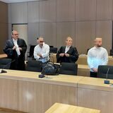 Nach einer tödlichen Wohnhausexplosion durch eine angebohrte Gasleitung stehen zwei Bauarbeiter (2.v.l. und ganz rechts) in Bochum vor Gericht.