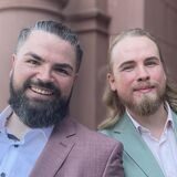 Das Ehepaar Schultz steht vor dem Dortmunder Standesamt.