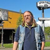 Heribert Seck im Jahr 2007 vor der Spektrum Music Hall am Westring. Damals hatte der Erfinder und Betreiber der Szene-Location 25 Jahre damit auf dem Buckel und wollte noch weitere fünf dranhängen. Ehe die folgenden 2,5 Jahre ein Hin und Her wurden.