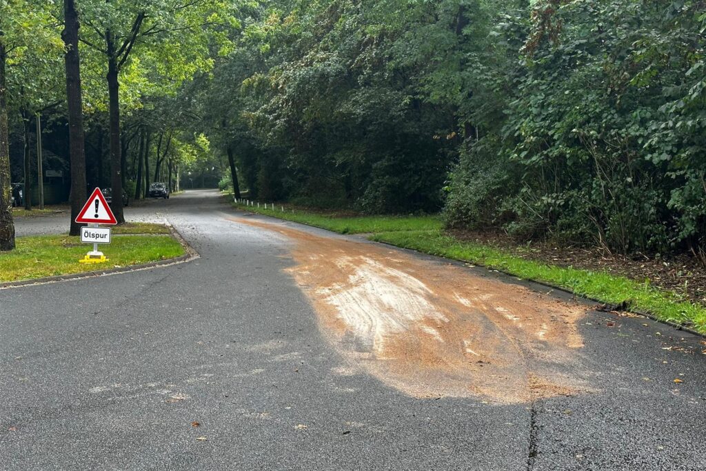 Am Salierweg in Wulfen musste die Feuerwehr eine Ölspur abstreuen. Am Salierweg in Wulfen musste die Feuerwehr eine Ölspur abstreuen.
