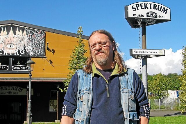 Heribert Seck im Jahr 2007 vor der Spektrum Music Hall am Westring. Damals hatte der Erfinder und Betreiber der Szene-Location 25 Jahre damit auf dem Buckel und wollte noch weitere fünf dranhängen. Ehe die folgenden 2,5 Jahre ein Hin und Her wurden.