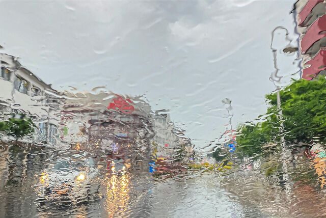 Die Castroper Straße in Datteln, durch ein verregnetes Fenster fotografiert.