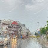 Die Castroper Straße in Datteln, durch ein verregnetes Fenster fotografiert.