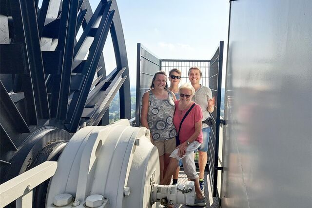 Ruth Dengel wird auf dem Förderturm von ihrer Familie mit Heike, Jonathan und Dietmar Evang eingerahmt.