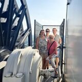 Ruth Dengel wird auf dem Förderturm von ihrer Familie mit Heike, Jonathan und Dietmar Evang eingerahmt.