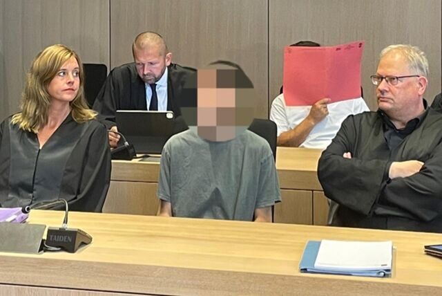 Wochenlang schwieg der verdächtige Pizzakurier aus der Nordstadt (vorne in der Mitte) im „Garagenmord-Prozess“ – jetzt hat er sein Schweigen gebrochen. Links neben ihm: Verteidigerin Gesine Ickert. Rechts: Verteidiger Ralf Bleicher.