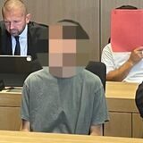 Wochenlang schwieg der verdächtige Pizzakurier aus der Nordstadt (vorne in der Mitte) im „Garagenmord-Prozess“ – jetzt hat er sein Schweigen gebrochen. Links neben ihm: Verteidigerin Gesine Ickert. Rechts: Verteidiger Ralf Bleicher.