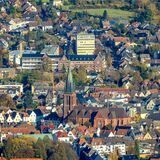 Blick von oben auf die Innenstadt mit Sixtuskirche und Krankenhaus