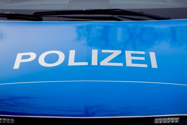 Der Polizei-Schriftzug steht auf einem Einsatzfahrzeug